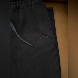 Aritzia women's M Tall black sweatpants